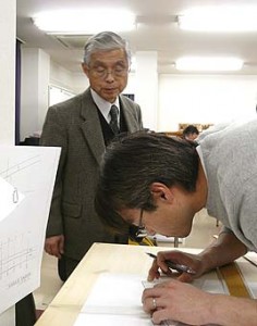 規矩術（きくじゅつ）を指導する持田先生、先生は日本の規矩術の大家です