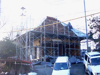 平成21年1月27日　「観音堂の半解体開始」足場を組み上げ、屋根トタンを撤去しているところ。トタンの下には茅葺き屋根が隠れています。
