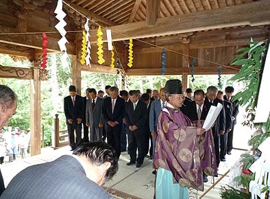 貝瀬宮司によって秋期例大祭ならびに社殿落慶の神事が行われた