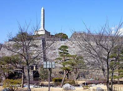 舞鶴城の石垣の上、オベリスクの塔のすぐ下が工事現場です。